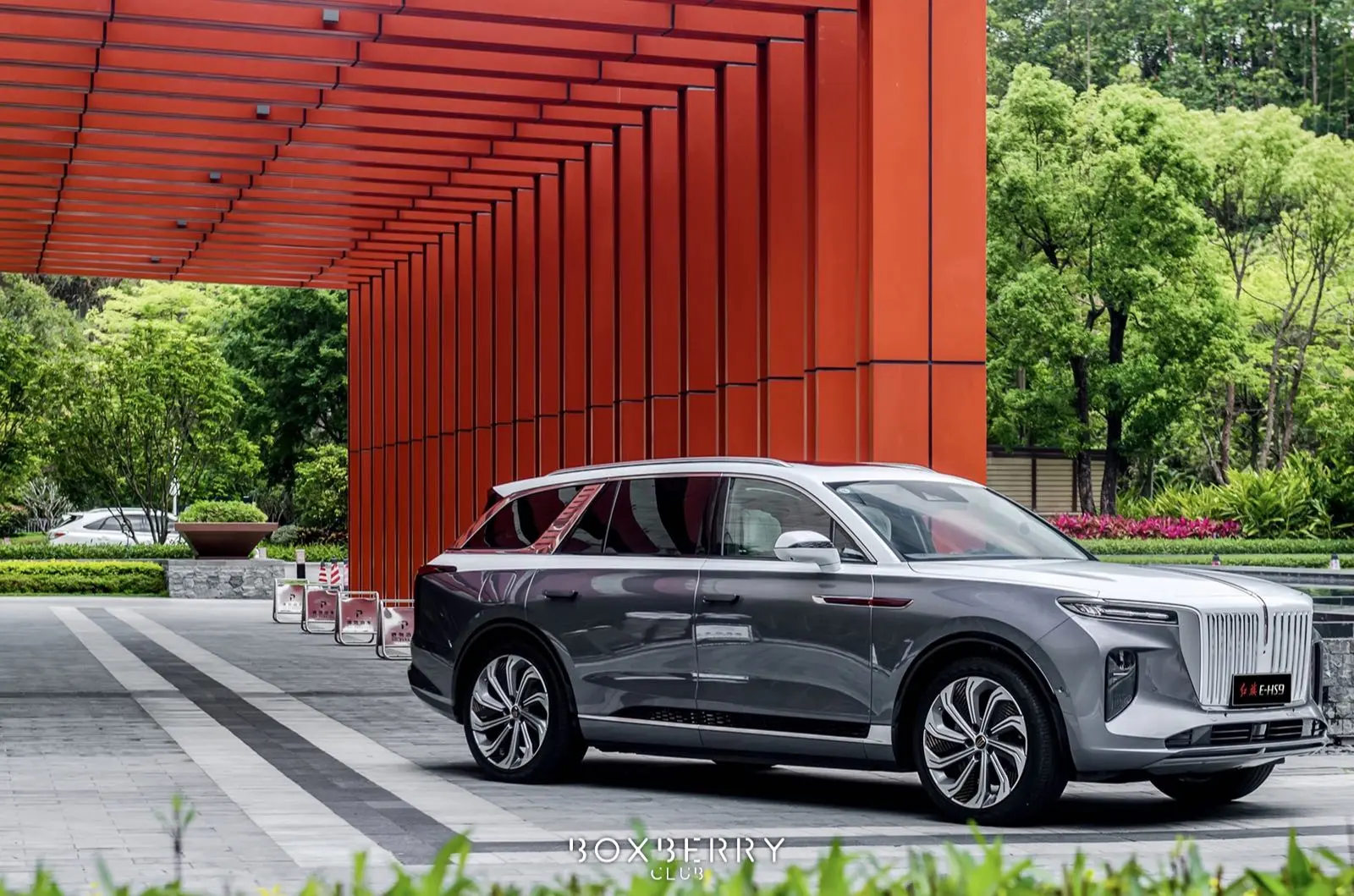 HONGQI E-HS9 | ВИД СПЕРЕДИ СЕРЕБРЕННЫЙ
